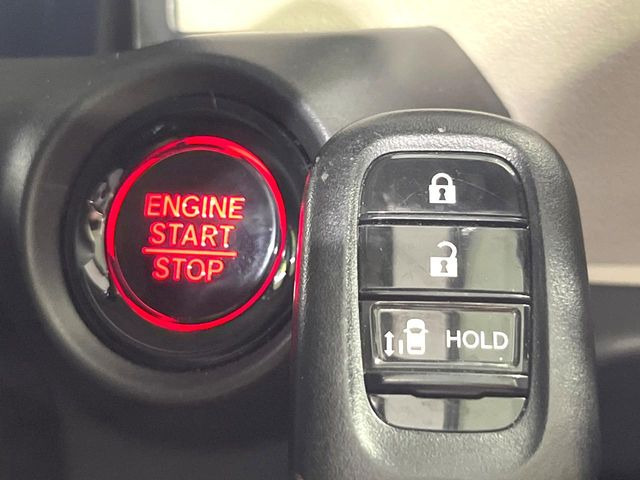 �yHonda�X�}�[�g�L�[�z�J�o����|�P�b�g�ɓ��ꂽ�܂܂ł��h�A�̎{���E�������\�ȃX�}�[�g�L�[�𑕔��B�G���W���̃I���E�I�t�����J�M�����o���K�v����������Ƃ��Ă��֗��ł���