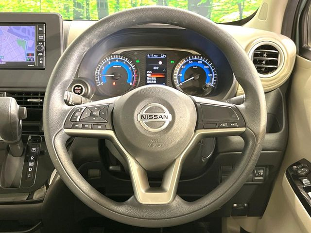 �C���e���A�ɍ��킹���f�U�C���̃X�e�A�����O�́A�^�]�������̂��Ƃ��l���A�^�]���₷���`��A�傫���ł��B�����x�A���ۂɐG���Ă��m���߂��������B
