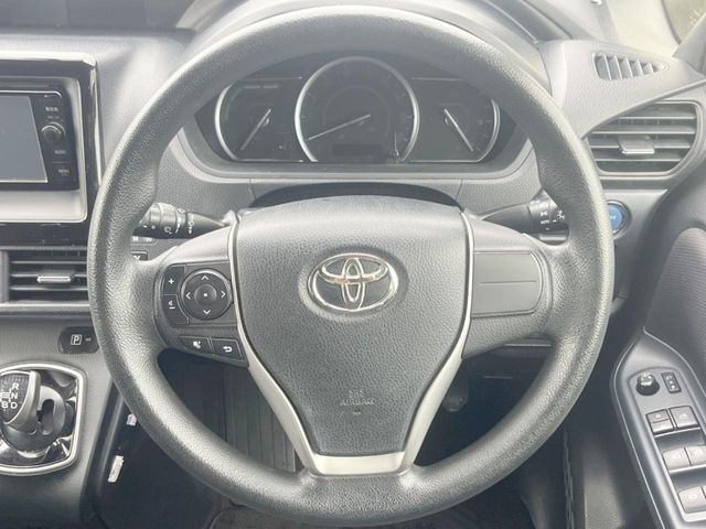 �C���e���A�ɍ��킹���f�U�C���̃X�e�A�����O�́A�^�]�������̂��Ƃ��l���A�^�]���₷���`��A�傫���ł��B�����x�A���ۂɐG���Ă��m���߂��������B