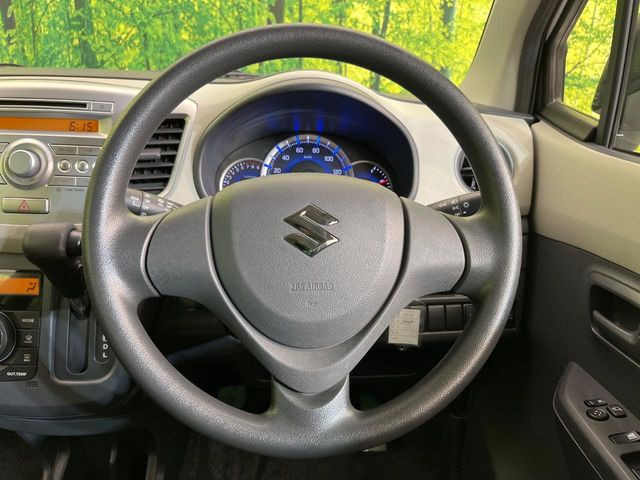 �C���e���A�ɍ��킹���f�U�C���̃X�e�A�����O�́A�^�]�������̂��Ƃ��l���A�^�]���₷���`��A�傫���ł��B�����x�A���ۂɐG���Ă��m���߂��������B