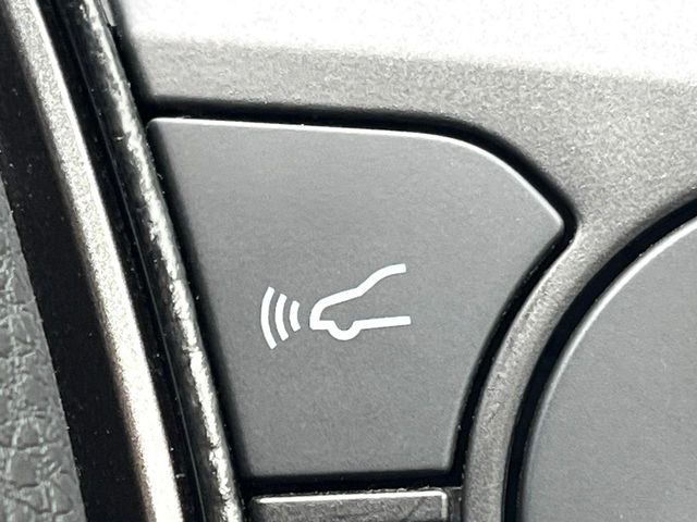 【レーダークルーズコントロール】高速道路での長距離走行が楽に!!自動で速度を保つクルーズコントロールが、衝突軽減システムと連携し、前方の車両を感知して車間を保つように速度調節してくれます!!