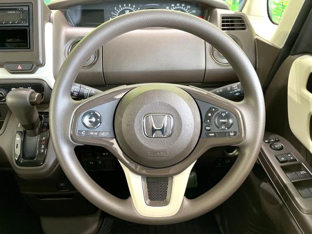 �C���e���A�ɍ��킹���f�U�C���̃X�e�A�����O�́A�^�]�������̂��Ƃ��l���A�^�]���₷���`��A�傫���ł��B�����x�A���ۂɐG���Ă��m���߂��������B