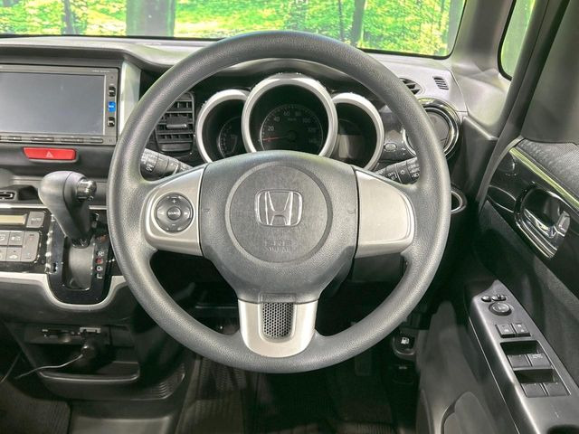 �C���e���A�ɍ��킹���f�U�C���̃X�e�A�����O�́A�^�]�������̂��Ƃ��l���A�^�]���₷���`��A�傫���ł��B�����x�A���ۂɐG���Ă��m���߂��������B