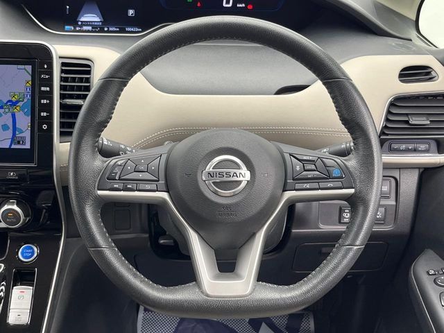 �C���e���A�ɍ��킹���f�U�C���̃X�e�A�����O�́A�^�]�������̂��Ƃ��l���A�^�]���₷���`��A�傫���ł��B�����x�A���ۂɐG���Ă��m���߂��������B