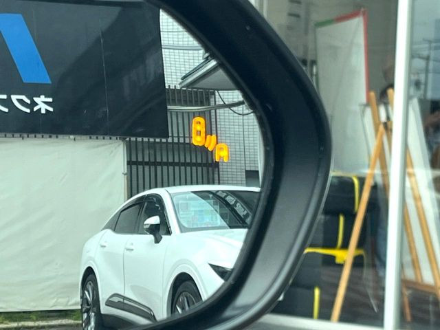 【ブラインドスポットモニター】走行中、ドアミラーの死角になりやすい箇所に後続車が接近するとサイドミラーのレンズに警告を表示!ドライバーに注意喚起をしてくれます。