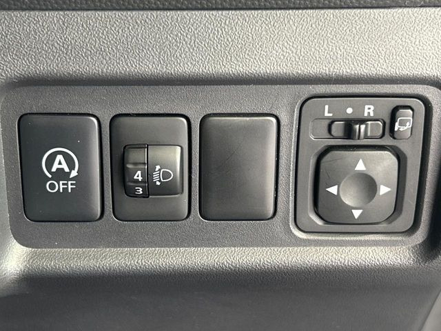 【電動格納ミラー】サイドミラーは電動格納式となっており、狭い駐車場でもキズがつくリスクを抑えられます。