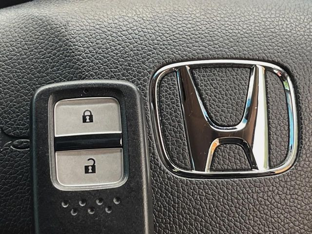 �yHonda�X�}�[�g�L�[�z�J�o����|�P�b�g�ɓ��ꂽ�܂܂ł��h�A�̎{���E�������\�ȃX�}�[�g�L�[�𑕔��B�G���W���̃I���E�I�t�����J�M�����o���K�v����������Ƃ��Ă��֗��ł���