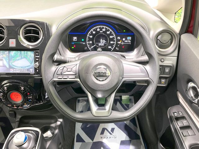 �C���e���A�ɍ��킹���f�U�C���̃X�e�A�����O�́A�^�]�������̂��Ƃ��l���A�^�]���₷���`��A�傫���ł��B�����x�A���ۂɐG���Ă��m���߂��������B