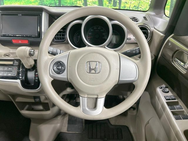 �C���e���A�ɍ��킹���f�U�C���̃X�e�A�����O�́A�^�]�������̂��Ƃ��l���A�^�]���₷���`��A�傫���ł��B�����x�A���ۂɐG���Ă��m���߂��������B