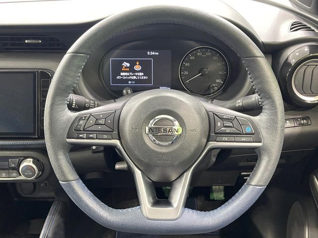 �C���e���A�ɍ��킹���f�U�C���̃X�e�A�����O�́A�^�]�������̂��Ƃ��l���A�^�]���₷���`��A�傫���ł��B�����x�A���ۂɐG���Ă��m���߂��������B