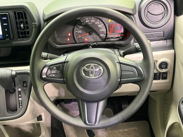 �C���e���A�ɍ��킹���f�U�C���̃X�e�A�����O�́A�^�]�������̂��Ƃ��l���A�^�]���₷���`��A�傫���ł��B�����x�A���ۂɐG���Ă��m���߂��������B