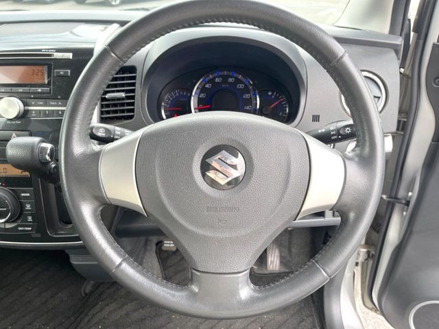 �C���e���A�ɍ��킹���f�U�C���̃X�e�A�����O�́A�^�]�������̂��Ƃ��l���A�^�]���₷���`��A�傫���ł��B�����x�A���ۂɐG���Ă��m���߂��������B