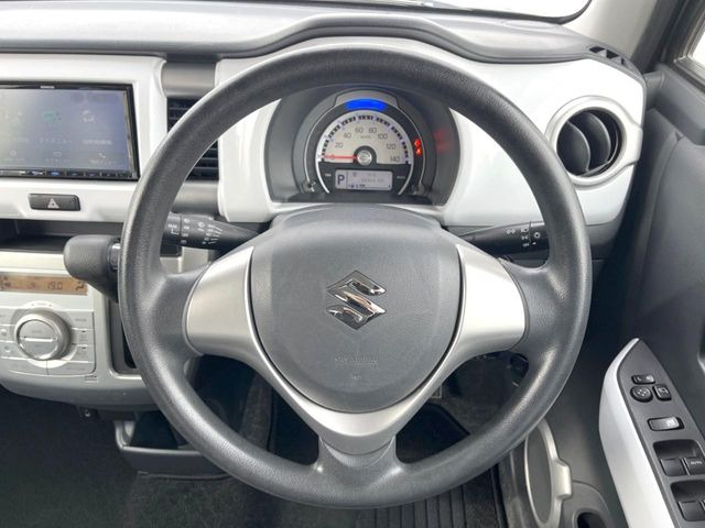 �C���e���A�ɍ��킹���f�U�C���̃X�e�A�����O�́A�^�]�������̂��Ƃ��l���A�^�]���₷���`��A�傫���ł��B�����x�A���ۂɐG���Ă��m���߂��������B