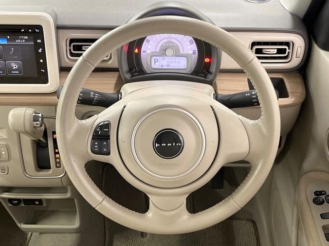 �C���e���A�ɍ��킹���f�U�C���̃X�e�A�����O�́A�^�]�������̂��Ƃ��l���A�^�]���₷���`��A�傫���ł��B�����x�A���ۂɐG���Ă��m���߂��������B
