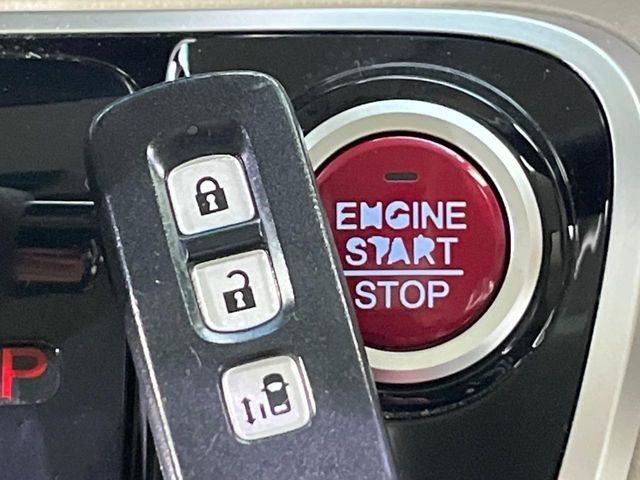 �yHonda�X�}�[�g�L�[�z�J�o����|�P�b�g�ɓ��ꂽ�܂܂ł��h�A�̎{���E�������\�ȃX�}�[�g�L�[�𑕔��B�G���W���̃I���E�I�t�����J�M�����o���K�v����������Ƃ��Ă��֗��ł���