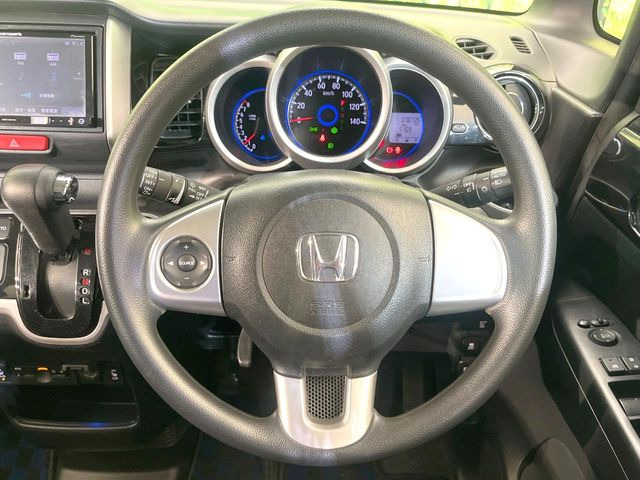 �C���e���A�ɍ��킹���f�U�C���̃X�e�A�����O�́A�^�]�������̂��Ƃ��l���A�^�]���₷���`��A�傫���ł��B�����x�A���ۂɐG���Ă��m���߂��������B