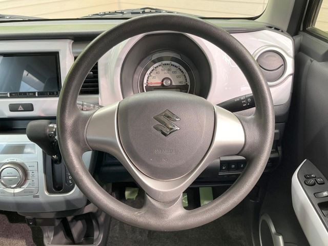 �C���e���A�ɍ��킹���f�U�C���̃X�e�A�����O�́A�^�]�������̂��Ƃ��l���A�^�]���₷���`��A�傫���ł��B�����x�A���ۂɐG���Ă��m���߂��������B