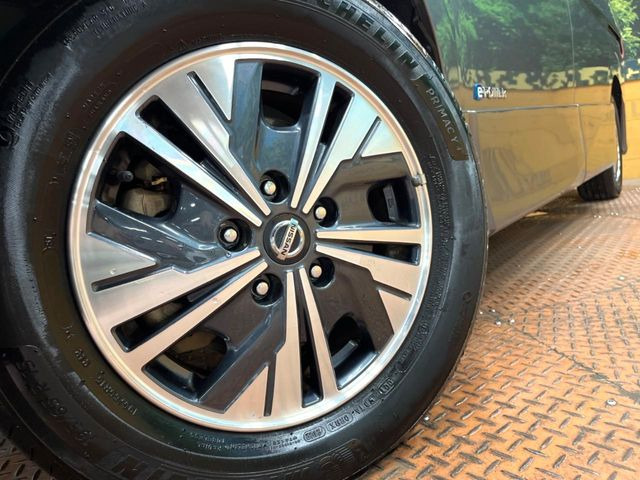 �y����18�C���`�A���~�z�C�[���z�O�ςɃ}�b�`���������A���~�z�C�[���𑕒����Ă���܂��B�e��ЊO�A���~�z�C�[����A�X�^�b�h���X�^�C�����戵�����Ă���܂��B���񂲑��k����������