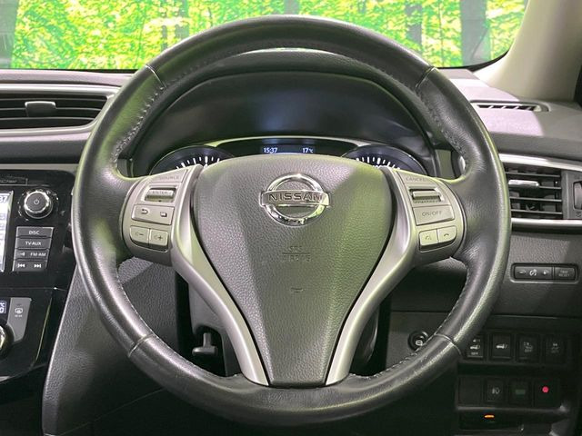 �C���e���A�ɍ��킹���f�U�C���̃X�e�A�����O�́A�^�]�������̂��Ƃ��l���A�^�]���₷���`��A�傫���ł��B�����x�A���ۂɐG���Ă��m���߂��������B