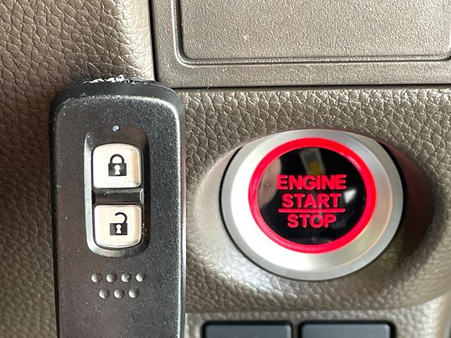 �yHonda�X�}�[�g�L�[�z�J�o����|�P�b�g�ɓ��ꂽ�܂܂ł��h�A�̎{���E�������\�ȃX�}�[�g�L�[�𑕔��B�G���W���̃I���E�I�t�����J�M�����o���K�v����������Ƃ��Ă��֗��ł���