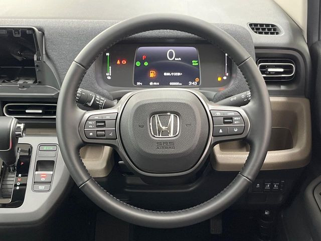 �C���e���A�ɍ��킹���f�U�C���̃X�e�A�����O�́A�^�]�������̂��Ƃ��l���A�^�]���₷���`��A�傫���ł��B�����x�A���ۂɐG���Ă��m���߂��������B