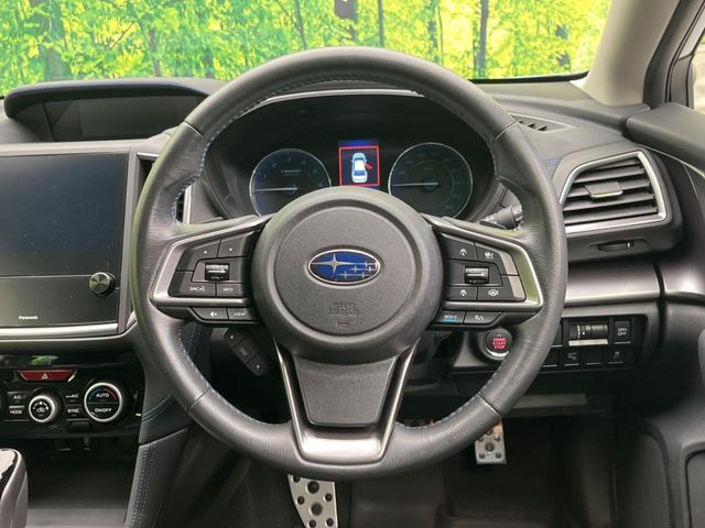 �C���e���A�ɍ��킹���f�U�C���̃X�e�A�����O�́A�^�]�������̂��Ƃ��l���A�^�]���₷���`��A�傫���ł��B�����x�A���ۂɐG���Ă��m���߂��������B