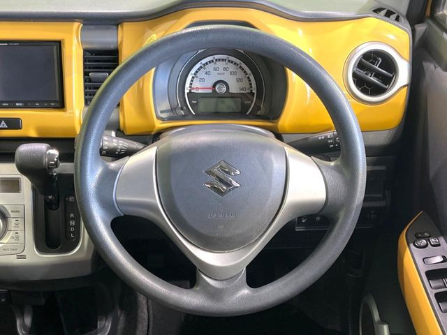 �C���e���A�ɍ��킹���f�U�C���̃X�e�A�����O�́A�^�]�������̂��Ƃ��l���A�^�]���₷���`��A�傫���ł��B�����x�A���ۂɐG���Ă��m���߂��������B