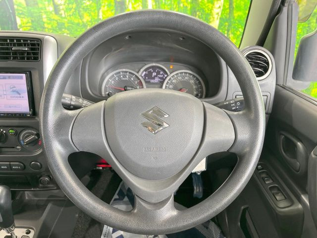 �C���e���A�ɍ��킹���f�U�C���̃X�e�A�����O�́A�^�]�������̂��Ƃ��l���A�^�]���₷���`��A�傫���ł��B�����x�A���ۂɐG���Ă��m���߂��������B