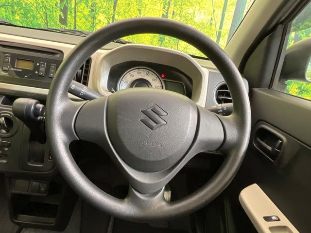 �C���e���A�ɍ��킹���f�U�C���̃X�e�A�����O�́A�^�]�������̂��Ƃ��l���A�^�]���₷���`��A�傫���ł��B�����x�A���ۂɐG���Ă��m���߂��������B