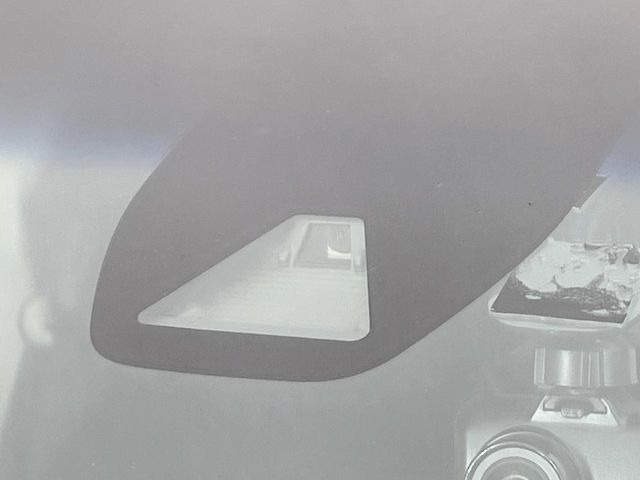 【ホンダセンシング】走行中に前方の車両等を認識し、衝突しそうな時は警報とブレーキで衝突回避と被害軽減をアシスト。より安全にドライブをお楽しみいただけます。