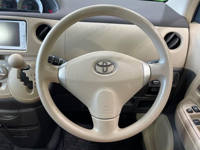 �C���e���A�ɍ��킹���f�U�C���̃X�e�A�����O�́A�^�]�������̂��Ƃ��l���A�^�]���₷���`��A�傫���ł��B�����x�A���ۂɐG���Ă��m���߂��������B