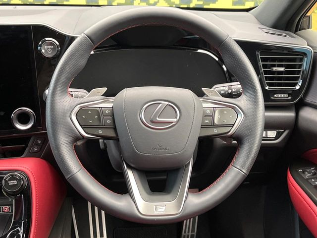 �C���e���A�ɍ��킹���f�U�C���̃X�e�A�����O�́A�^�]�������̂��Ƃ��l���A�^�]���₷���`��A�傫���ł��B�����x�A���ۂɐG���Ă��m���߂��������B