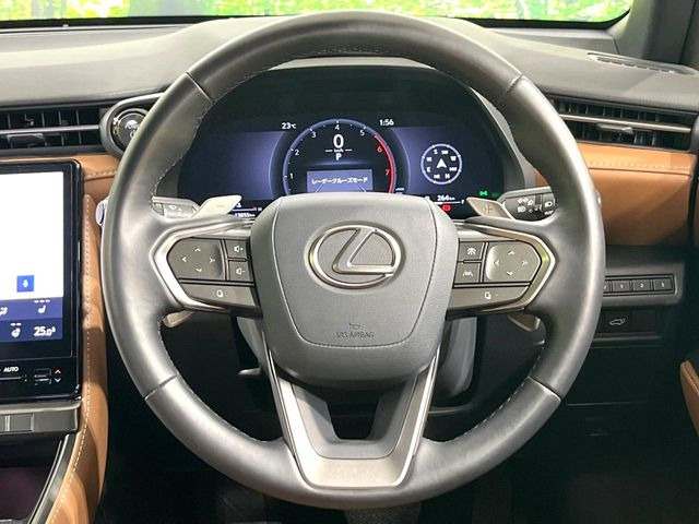 �C���e���A�ɍ��킹���f�U�C���̃X�e�A�����O�́A�^�]�������̂��Ƃ��l���A�^�]���₷���`��A�傫���ł��B�����x�A���ۂɐG���Ă��m���߂��������B