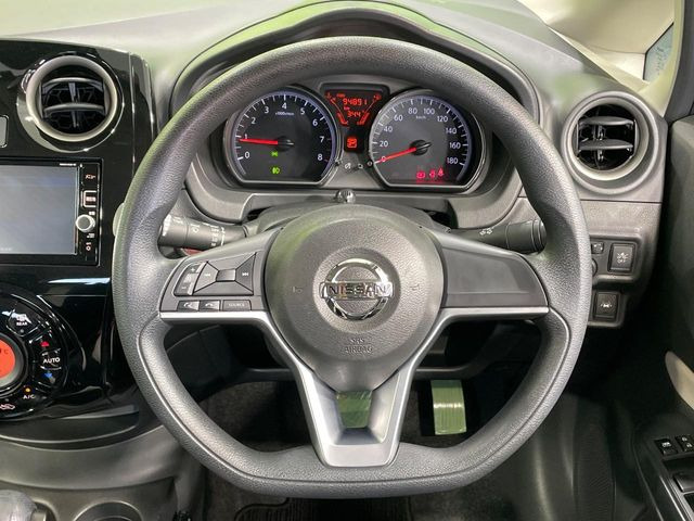 �C���e���A�ɍ��킹���f�U�C���̃X�e�A�����O�́A�^�]�������̂��Ƃ��l���A�^�]���₷���`��A�傫���ł��B�����x�A���ۂɐG���Ă��m���߂��������B