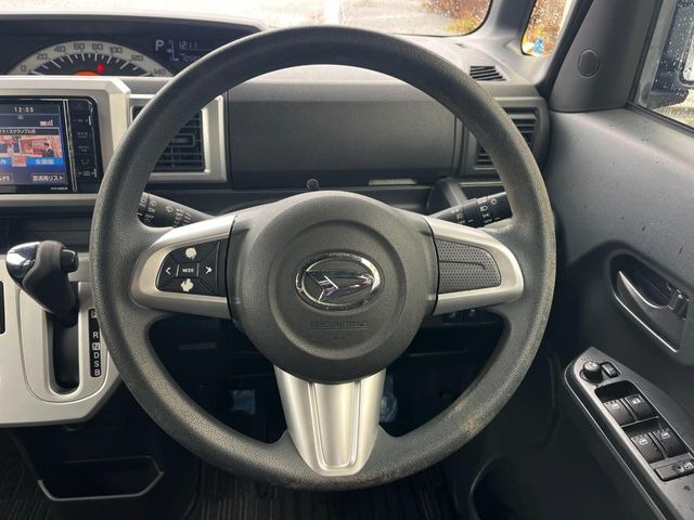 �C���e���A�ɍ��킹���f�U�C���̃X�e�A�����O�́A�^�]�������̂��Ƃ��l���A�^�]���₷���`��A�傫���ł��B�����x�A���ۂɐG���Ă��m���߂��������B