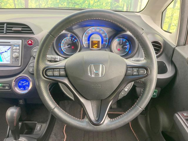 �C���e���A�ɍ��킹���f�U�C���̃X�e�A�����O�́A�^�]�������̂��Ƃ��l���A�^�]���₷���`��A�傫���ł��B�����x�A���ۂɐG���Ă��m���߂��������B