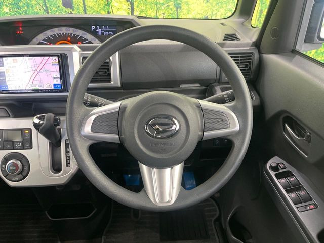 �C���e���A�ɍ��킹���f�U�C���̃X�e�A�����O�́A�^�]�������̂��Ƃ��l���A�^�]���₷���`��A�傫���ł��B�����x�A���ۂɐG���Ă��m���߂��������B