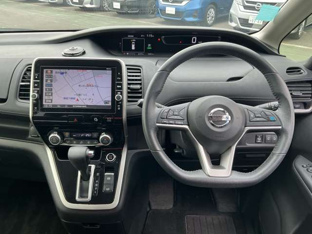 セレナ2.0 ハイウェイスター S-HYBRID チェアキャブスロープ車いす1名セカンド仕様