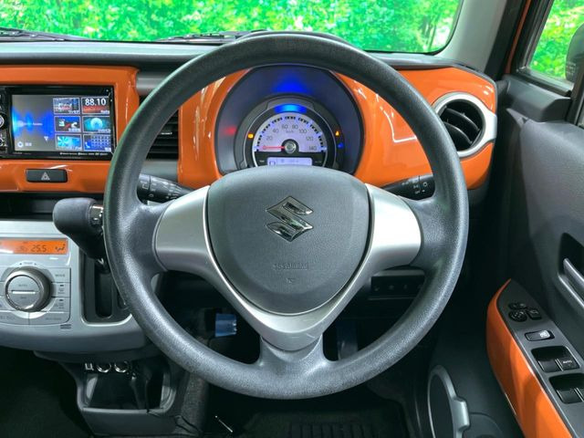 �C���e���A�ɍ��킹���f�U�C���̃X�e�A�����O�́A�^�]�������̂��Ƃ��l���A�^�]���₷���`��A�傫���ł��B�����x�A���ۂɐG���Ă��m���߂��������B