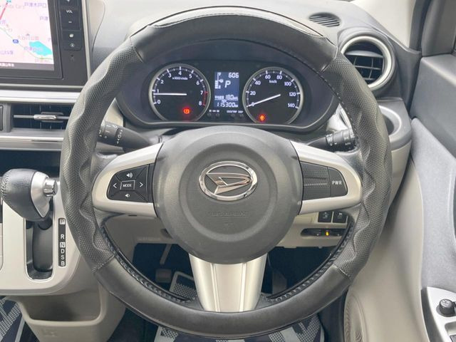 �C���e���A�ɍ��킹���f�U�C���̃X�e�A�����O�́A�^�]�������̂��Ƃ��l���A�^�]���₷���`��A�傫���ł��B�����x�A���ۂɐG���Ă��m���߂��������B