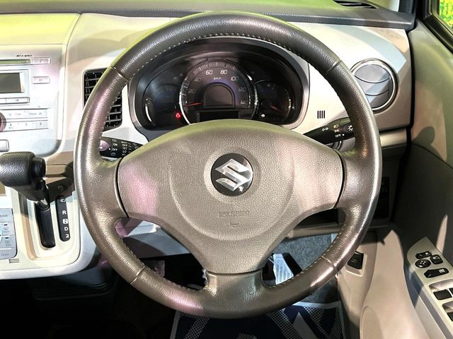 �C���e���A�ɍ��킹���f�U�C���̃X�e�A�����O�́A�^�]�������̂��Ƃ��l���A�^�]���₷���`��A�傫���ł��B�����x�A���ۂɐG���Ă��m���߂��������B