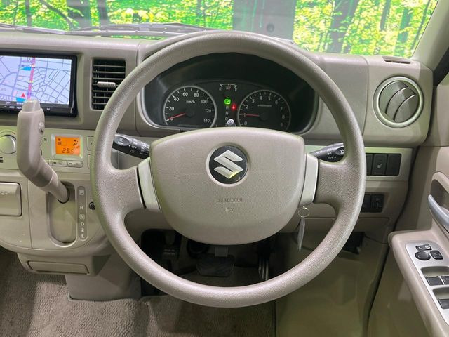 �C���e���A�ɍ��킹���f�U�C���̃X�e�A�����O�́A�^�]�������̂��Ƃ��l���A�^�]���₷���`��A�傫���ł��B�����x�A���ۂɐG���Ă��m���߂��������B