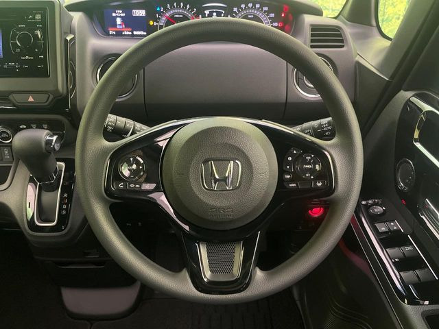�C���e���A�ɍ��킹���f�U�C���̃X�e�A�����O�́A�^�]�������̂��Ƃ��l���A�^�]���₷���`��A�傫���ł��B�����x�A���ۂɐG���Ă��m���߂��������B
