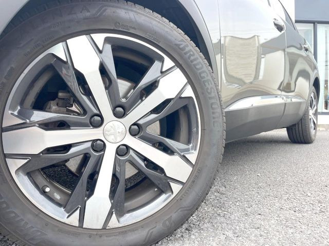 ●純正18インチアルミホイール:輸入車ならではの卓越した走りを支えるホイールと足回りです!日本車の走りに慣れている方にもぜひ体感して頂きたいほど、高いレベルでまとまっています!