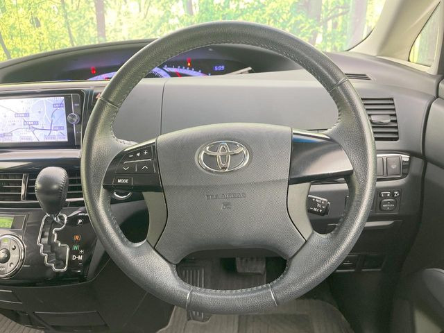 �C���e���A�ɍ��킹���f�U�C���̃X�e�A�����O�́A�^�]�������̂��Ƃ��l���A�^�]���₷���`��A�傫���ł��B�����x�A���ۂɐG���Ă��m���߂��������B