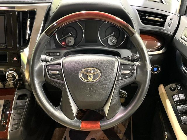 �C���e���A�ɍ��킹���f�U�C���̃X�e�A�����O�́A�^�]�������̂��Ƃ��l���A�^�]���₷���`��A�傫���ł��B�����x�A���ۂɐG���Ă��m���߂��������B