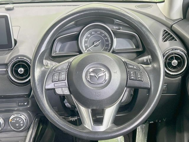 �C���e���A�ɍ��킹���f�U�C���̃X�e�A�����O�́A�^�]�������̂��Ƃ��l���A�^�]���₷���`��A�傫���ł��B�����x�A���ۂɐG���Ă��m���߂��������B