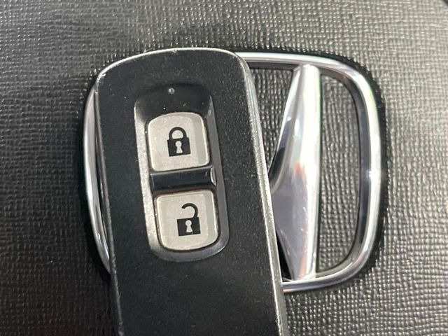 �yHonda�X�}�[�g�L�[�z�J�o����|�P�b�g�ɓ��ꂽ�܂܂ł��h�A�̎{���E�������\�ȃX�}�[�g�L�[�𑕔��B�G���W���̃I���E�I�t�����J�M�����o���K�v����������Ƃ��Ă��֗��ł���