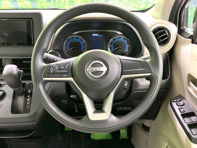 �C���e���A�ɍ��킹���f�U�C���̃X�e�A�����O�́A�^�]�������̂��Ƃ��l���A�^�]���₷���`��A�傫���ł��B�����x�A���ۂɐG���Ă��m���߂��������B