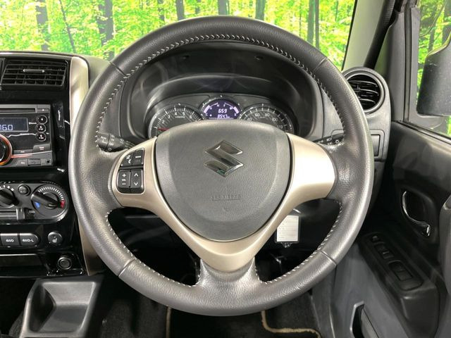 �C���e���A�ɍ��킹���f�U�C���̃X�e�A�����O�́A�^�]�������̂��Ƃ��l���A�^�]���₷���`��A�傫���ł��B�����x�A���ۂɐG���Ă��m���߂��������B
